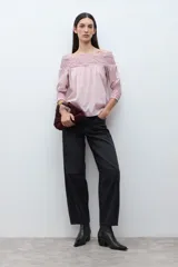 Blusa rosa claro de manga larga con escote Bardot fruncido y elástico en puños.