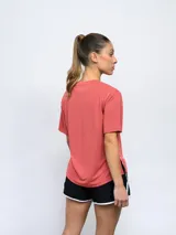 Remera deportiva celeste con logo Umbro estampado en el pecho.