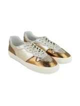 Zapatillas deportivas de cuero color beige, con detalles en marrón y verde.