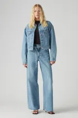 Pantalón de jean de corte recto, color celeste claro, con tiro alto y diseño clásico de cinco bolsillos.