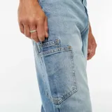 Pantalón de jean celeste de corte recto, con bolsillos delanteros y traseros.