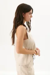 Musculosa azul con breteles finos color marrón y escote en V.