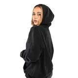 Campera con cierre frontal, capucha y bolsillo canguro, color negro con efecto desgastado (acid wash). Presenta un pequeño logo blanco bordado en el pecho.