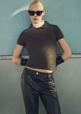 Jersey de punto grueso color marrón con cuello polo, cierre de botones en el cuello y diseño corto.