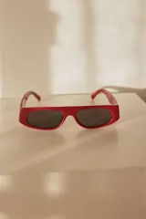 Lentes de sol rectangulares color borgoña con protección UV400.