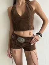 Short marrón de gamuza con cintura alta, corte ajustado y cordones cruzados en los laterales.