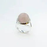 Anillo de plata 925 con piedra de cuarzo rosa redonda.