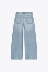 Pantalón de jean celeste de corte wide leg, tiro alto y largo hasta el tobillo.