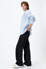 Pantalón de jean negro de corte recto, tiro medio y calce relajado. Presenta un recorte lateral en tono contrastante.