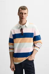 Polo de manga larga con cuello clásico y cierre de botones oculto. Diseño a rayas horizontales en colores azul, naranja, rosa y verde.