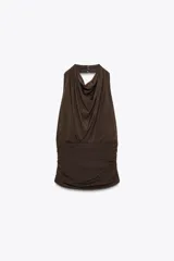 Top marrón con cuello halter, escote drapeado, detalle de pliegues y cierre trasero con cremallera oculta.