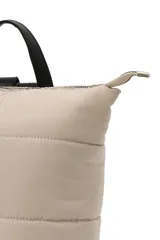 Mochila acolchada color beige, con asas y diseño moderno.
