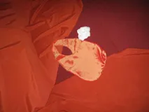 Cartera de hombro azul tornasolada de tafeta con botón imantado y remaches.