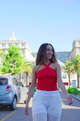 Top rojo con tiras cruzadas en el cuello.