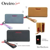 Billetera negra con textura grabada con la frase 'Oreiro Love' y corazones. Tiene cierre con cremallera y un colgante con el logo de la marca.