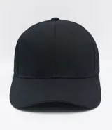 Gorro negro de algodón con visera curva y ajuste trasero.