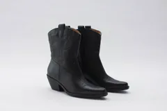 Bota texana de cuero negro con bordados en el lateral y taco bajo.