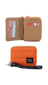 Billetera corta con cierre alrededor y tapa, confeccionada en tela capitoneada. Incluye varias reparticiones con tarjeteros y bolsillos internos, y una correa de mano desmontable. Disponible en negro, rojo y dorado.