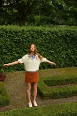 Minifalda marrón de corte evasé, con acabado cepillado suave y costuras decorativas adelante y atrás. Tiene cierre y pretina prolongada con botón a presión.