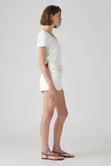 Shorts de jean blancos de corte clásico, tiro alto y largo a medio muslo.