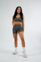 Conjunto deportivo color gris compuesto por top con breteles finos y short de calce ajustado.