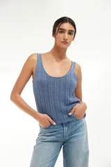 Musculosa de punto color celeste con textura acanalada.