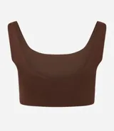 Top deportivo blanco de escote redondo y breteles medianos, sin copa ni estampa.