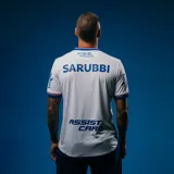 Camiseta de fútbol Umbro del Club Nacional de Football, modelo Home 2025, para hombre. Diseño blanco con detalles en azul y rojo en cuello y mangas. Incluye logo de Umbro, escudo del club y sponsor Antel en el frente.