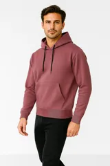 Buzo con capucha color bordó, con cordones negros y bolsillo tipo canguro.