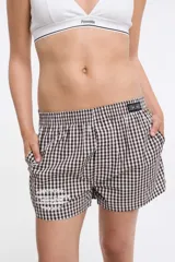 Short tipo bóxer con estampado a cuadros en tonos marrón y blanco.