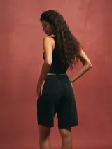 Short marrón de tiro alto, corte amplio y largo hasta la rodilla.