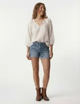 Short de jean azul oscuro, marca Royalty, con pretina con pasadores, botón y cierre. Delantera y trasera con bolsillos. Ruedo con dobladillo.