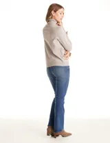 Polera tejida en hilado fino color verde oscuro, de manga larga con tajo en el puño y cuello alto.