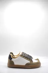 Zapatillas urbanas de cuero ecológico blanco con puntera y talón de gamuza sintética color beige. Cordones negros y suela de goma color caramelo.