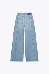 Pantalón de jean celeste de tiro medio y corte wide leg, con cinco bolsillos y costuras laterales marcadas.
