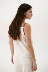 Musculosa azul con breteles finos color marrón y escote en V.