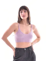 Musculosa corta tejida color lila con breteles finos.