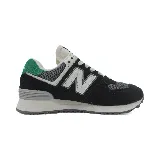 Zapatillas New Balance 574, color negro con detalles en gris, blanco y verde. Confeccionadas en gamuza y malla, con logo "N" característico en los laterales y entresuela ENCAP.