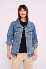 Campera de jean celeste con cuello clásico, cierre frontal con botones metálicos, bolsillos con solapa en el pecho y mangas largas con puños abotonados.
