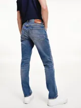 Jeans de corte recto, color azul claro, con diseño clásico de cinco bolsillos y cierre con botón y cremallera.