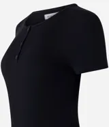 Blusa marrón de rib con cuello redondo y botones.