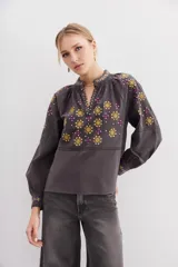 Camisa gris de algodón con bordados florales dorados y fucsias, lentejuelas y detalles de puntilla en mangas.