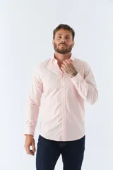 Camisa estampada para hombre, corte slim, manga larga, logo bordado y cartera con botones.