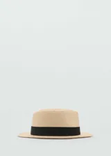 Sombrero de paja color beige con cinta negra decorativa.