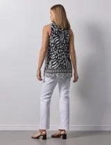 Blusa sin mangas con estampado animal print en blanco y negro, escote en V y tajo en costuras laterales.