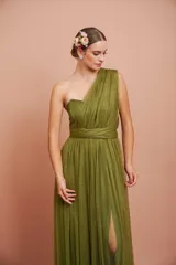 Vestido largo strapless de micro tul, color verde aceituna.