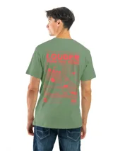 Remera celeste con estampado circular en el pecho, con texto en verde y negro.