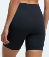 Bermuda deportiva negra confeccionada en poliamida sin costuras y con textura jacquard.