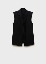 Americana sin mangas de lino color negro, con cuello de pico y solapas con muesca. Presenta dos bolsillos laterales de ribete y diseño oversize.