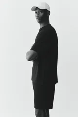 Short negro de felpa liviana de mezcla de algodón, con cintura elástica y cordón para ajustar, bolsillos al bies y un bolsillo abierto atrás.